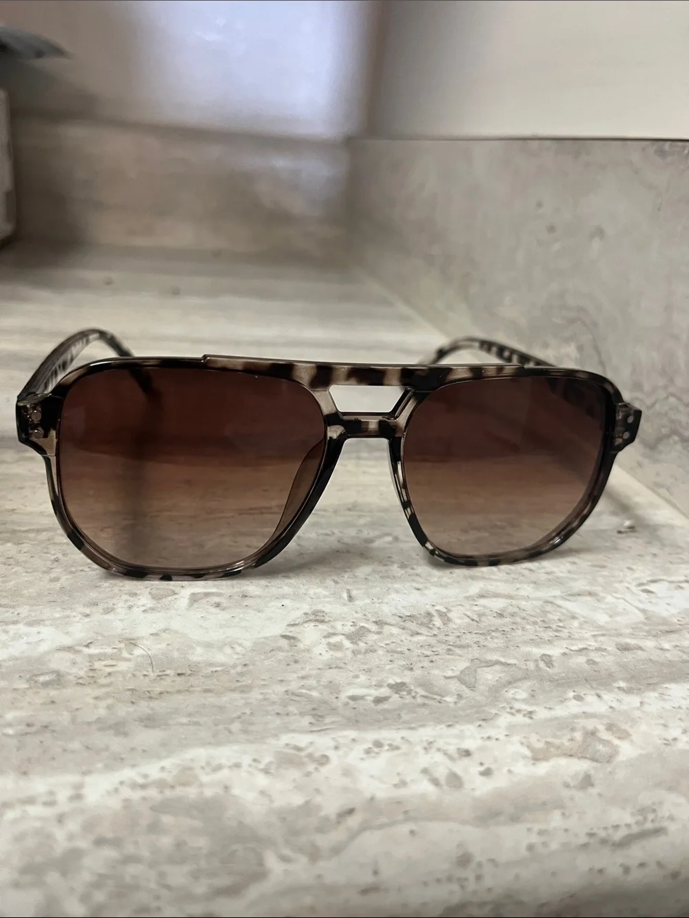 Tortoiseshell Aviator Sunglasses with Brown Gradient Lenses